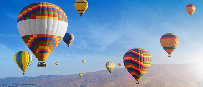 Kapadokya üzerinde sıcak hava balonları