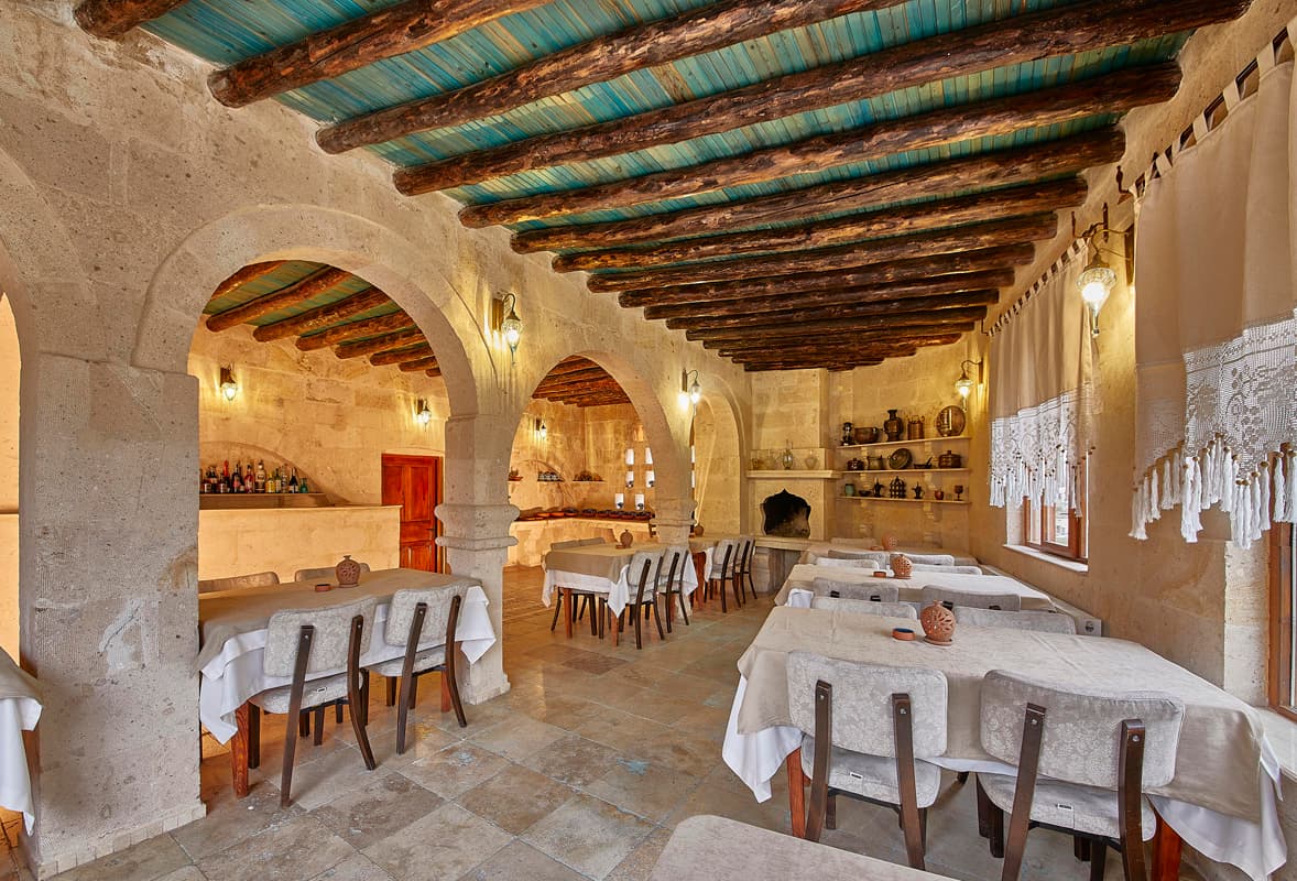 Ahşap kirişli tavanlı restoran salonu